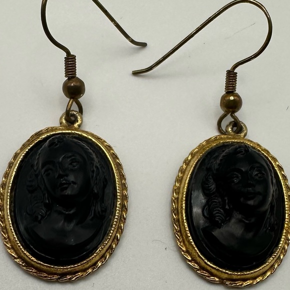 Unique Vintage Jewelry - Black Cameo-style Earrings. Vintage.